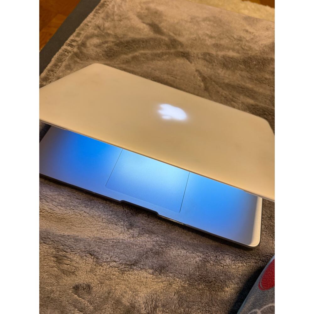 Macbook Air 2013 8GB Laptop Silver color - Picture 2 of 10